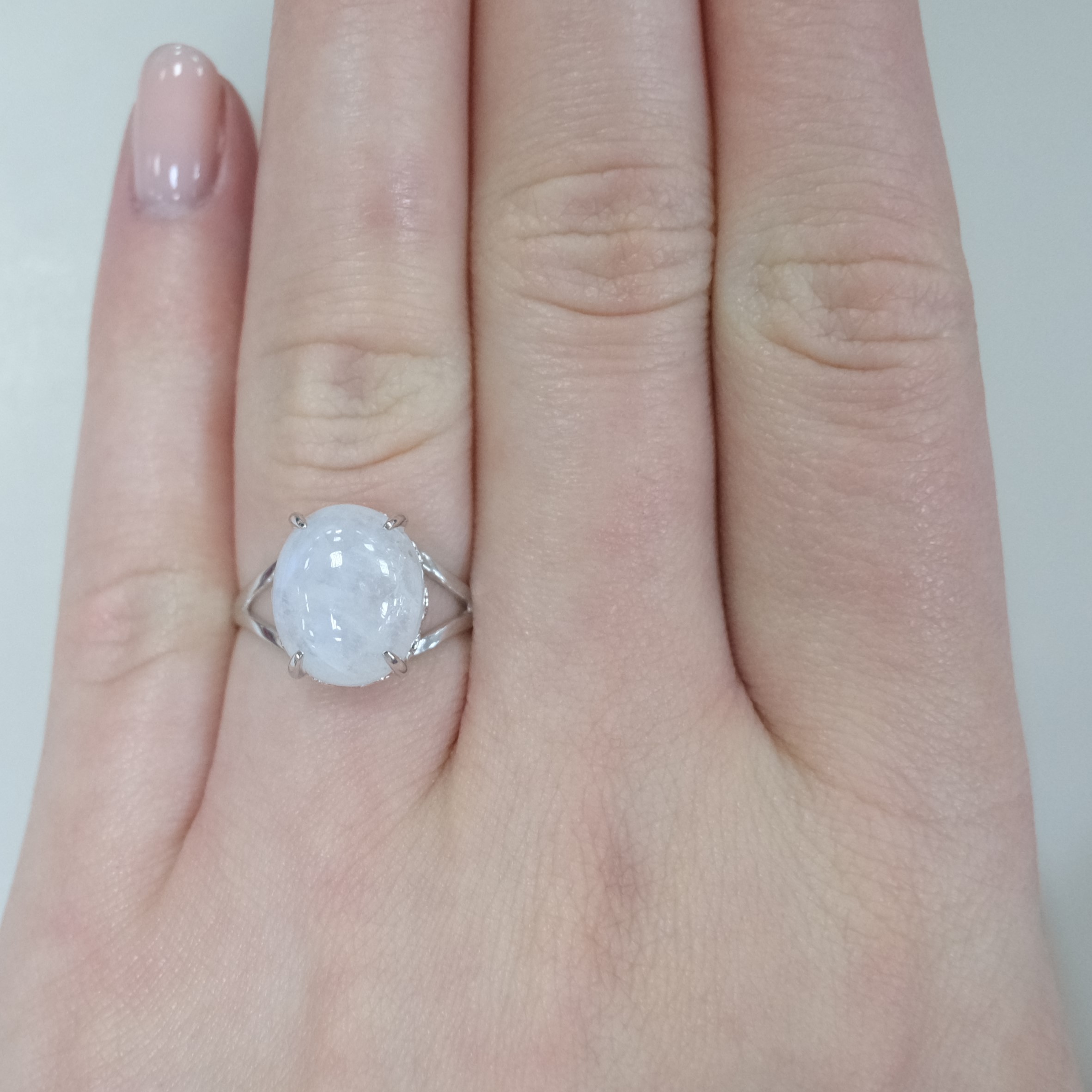 Серебряное кольцо с лунным камнем